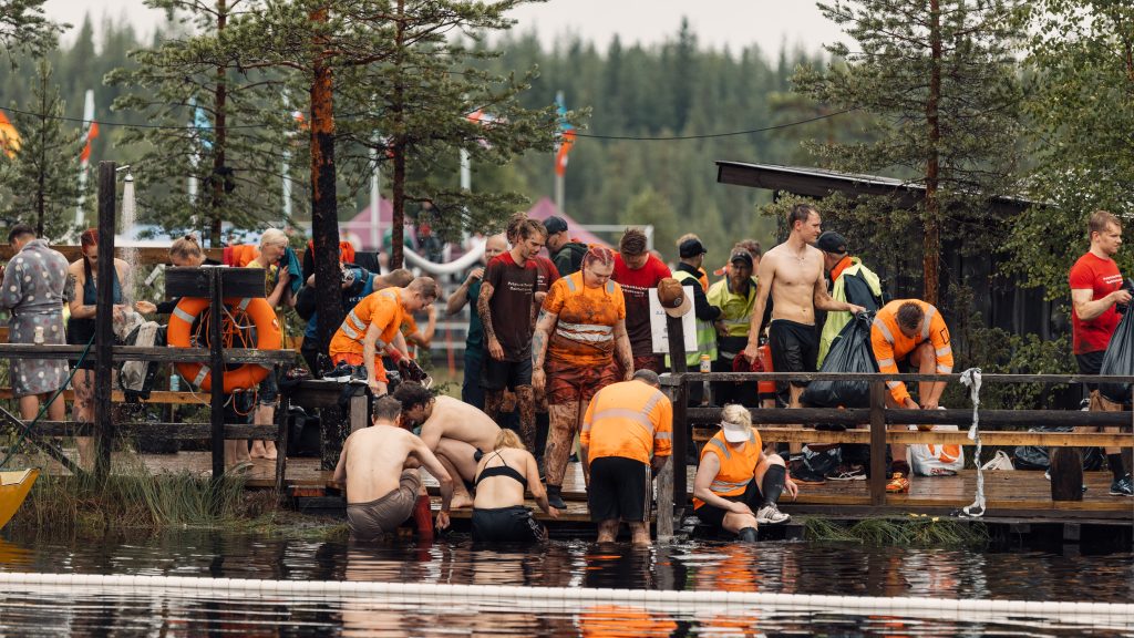 Pelaajat ovat menossa uimaan suolampeen Suopotkupallon MM-kisoissa 2024