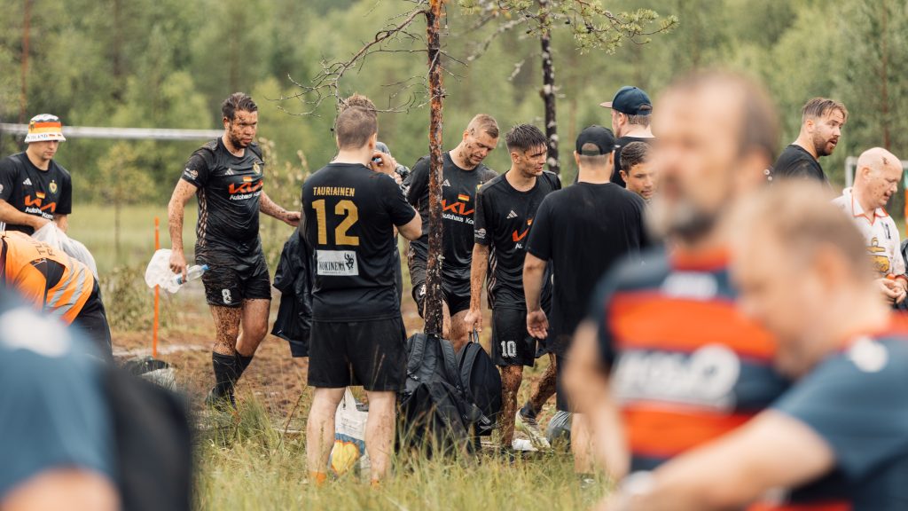 Saksalainen joukkue seisoo suolla. Kyseessä on Suopotkupallon MM-kisat 2024