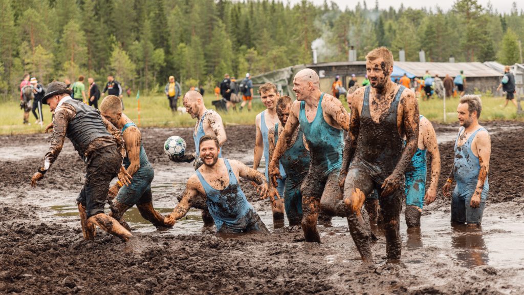 Miehet pelaavat jalkapalloa suolla. Kyseessä on suopotkupallon MM-kisat 2024